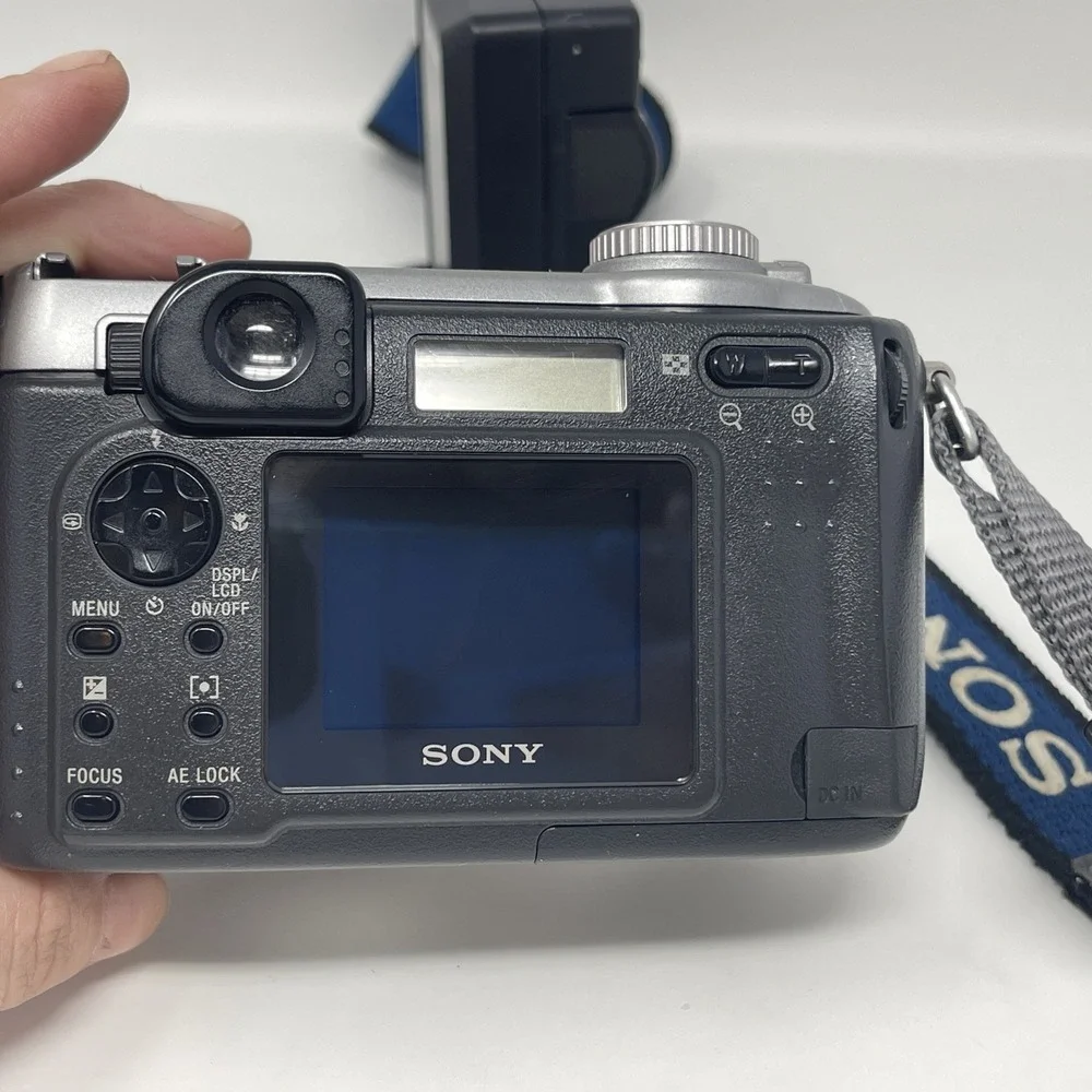 Sony Silver Cyber shot Camera DSC-S75 Carl Zeiss MPEGmovieEX New battery/charger